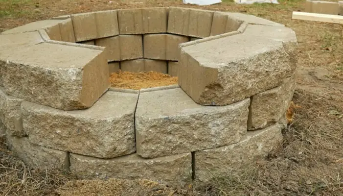 how to stack retaining wall blocks with lip for a fire pit