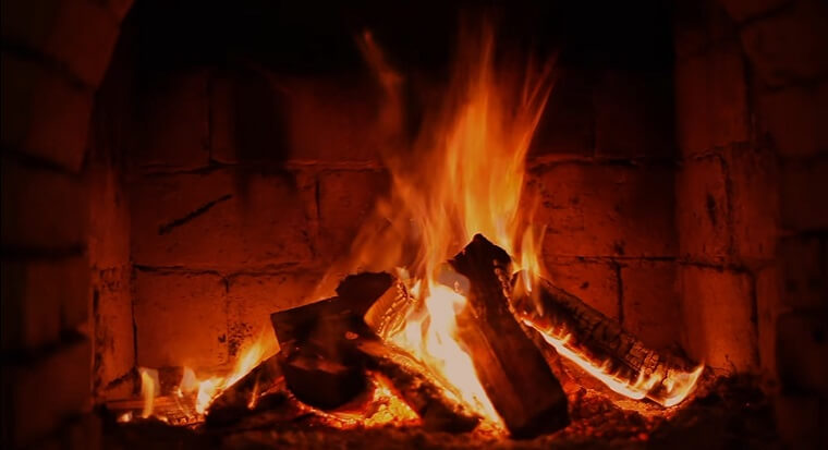 why does wood crackle when it burns