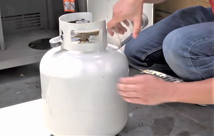 how do you know if your propane tank is leaking